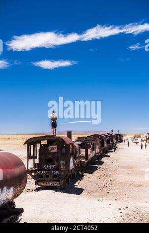 Tourisme au cimetière de train aka cimetière de train, Uyuni, Bolivie, Amérique du Sud Banque D'Images