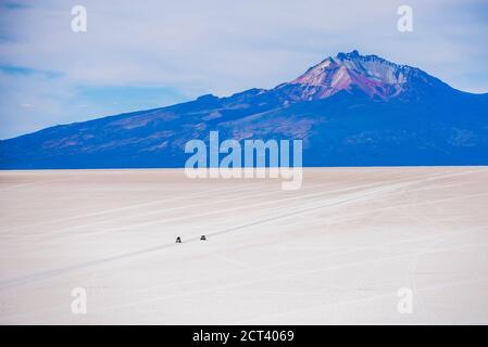 Uyuni Salt Flats (Salar de Uyuni) circuit en 4x4 vu de l'île appelée Isla Incahuasi, Uyuni, Bolivie, Amérique du Sud Banque D'Images