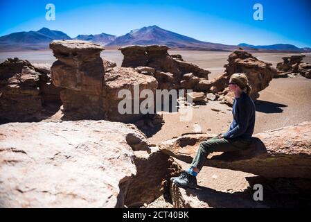 Tourisme dans le désert de Siloli (partie du désert d'Atacama) dans l'Altiplano de Bolivie, Réserve nationale de faune andine Eduardo Avaroa, Amérique du Sud Banque D'Images