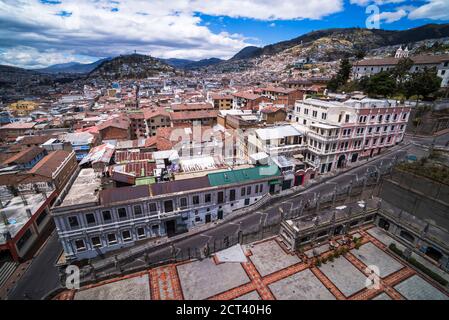 Colline Panecillo vue de l'église la Basilica dans le centre historique de la ville de Quito, Equateur, Amérique du Sud Banque D'Images