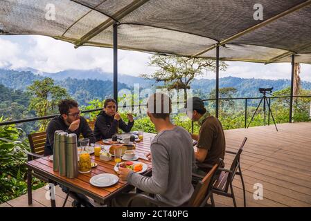 Tourisme petit déjeuner dans la jungle au centre Sky Life à Mashpi Cloud Forest dans la forêt tropicale de Choco, Equateur, Amérique du Sud Banque D'Images