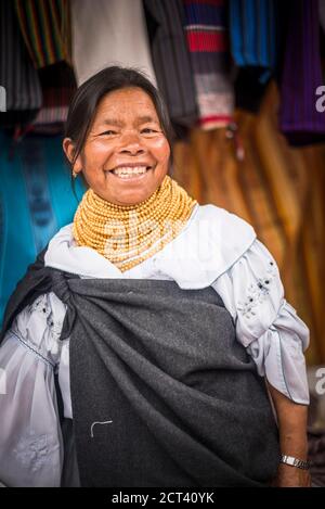 Portrait d'un propriétaire de stalle de marché à Otavalo Market, province d'Imbabura, Équateur Banque D'Images