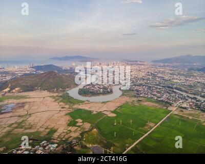 Montagnes, rivière et ville de Nha Trang, vue d'un drone Banque D'Images