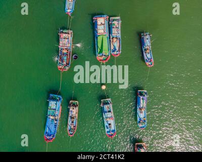 Bateaux vietnamiens sur la rivière. Pollution des rivières Banque D'Images