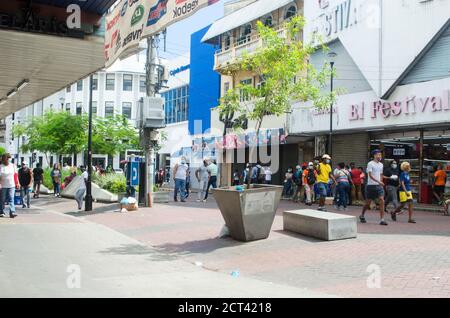 Un samedi après-midi dans le quartier populaire de la Peatonal à Santa Ana. Les gens portent un masque tel qu'il est régi par les autorités en raison de la pandémie. Banque D'Images