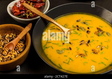 Soupe de potiron avec potirons hokkaido frais d'automne. Une alimentation saine. Préparation maison de soupe de potiron. Banque D'Images