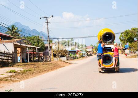 Prendre un tour Tuktuk en tubing à Vang Vieng, Laos, Asie du Sud-est Banque D'Images