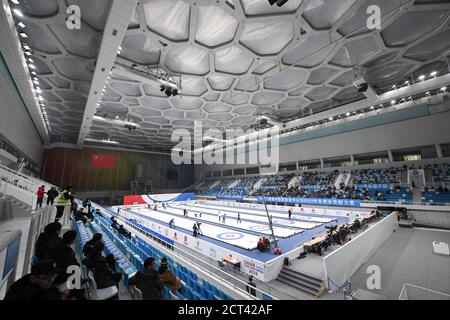 Pékin, Chine. 8 décembre 2019. Photo prise le 8 décembre 2019 montre le public regardant le match final des jeunes filles de l'Open de curling de la Chine 2019 au Centre aquatique national (le Cube d'eau) à Beijing, capitale de la Chine. Credit: JU Huanzong/Xinhua/Alamy Live News Banque D'Images