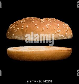 Hamburger Bun isolé sur fond noir. Banque D'Images