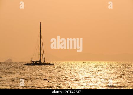 Catamaran silhouetté à Sunrise Off East Railay Beach (Rai Leh), sud de la Thaïlande, Asie du Sud-est Banque D'Images