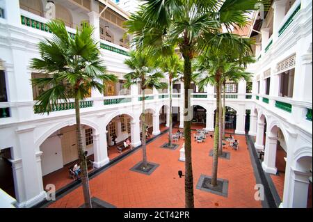 Touristes et clients Shopping au Raffles Courtyard, Singapour, Asie du Sud-est Banque D'Images