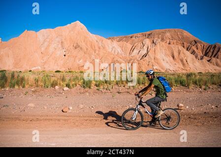 Cyclisme dans la vallée de Katarpe, désert d'Atacama, Chili du Nord, Amérique du Sud Banque D'Images