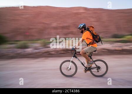 Cyclisme vallée de Katarpe, désert d'Atacama, Chili du Nord, Amérique du Sud Banque D'Images