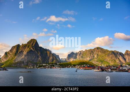 Point de vue du village de Reine dans la journée pendant La saison chaude est un endroit populaire en norvégien Îles Lofoten Banque D'Images