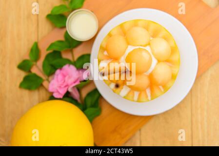 Bingsoo de melon avec du lait concentré sucré sur une table en bois Banque D'Images