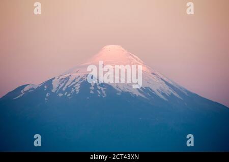 Sunset Osorno Volcan Osorno et Llanquihue Lake, Puerto Varas, Chile Lake District, Amérique du Sud Banque D'Images