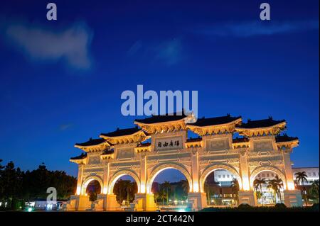 Vue nocturne de l'arche de Liberty Square à Taipei, Taïwan Banque D'Images