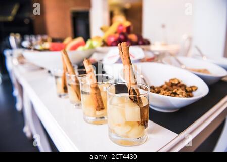 Petit déjeuner buffet de luxe dans une luxueuse villa, Santiago, Chili, Amérique du Sud Banque D'Images