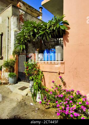Jolie façade de maison, village de Galatas, Crète, Grèce Banque D'Images