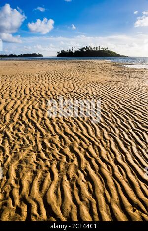 Muri Beach et île tropicale de Motu Taakoka à l'aube avec de beaux paterns dans le sable, Rarotonga, îles Cook, arrière-plan avec espace de copie Banque D'Images