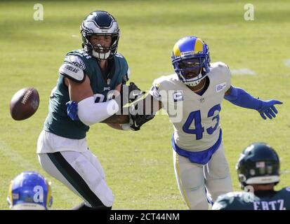 Philadelphie, États-Unis. 21 septembre 2020. Los Angeles Rams John Johnson III aide à briser un pass potentiellement destiné aux Philadelphia Eagles Dallas Goedert dans la semaine 2 de la saison NFL au Lincoln Financial Field à Philadelphie, le dimanche 20 septembre 2020. Les Rams ont battu les Eagles 37-19 photo par John Angelillo/UPI crédit: UPI/Alay Live News Banque D'Images