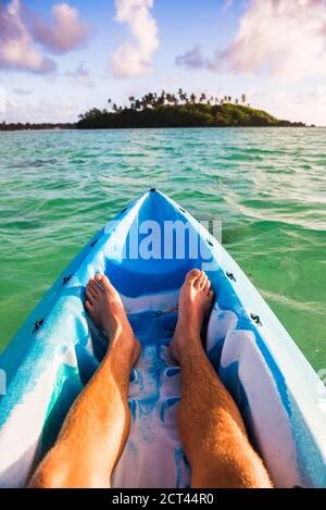 Kayak au lever du soleil à bord d'un palmier tropical, couvert l'île de Motu Taakoka dans le lagon de Muri, Rarotonga, les îles Cook, les îles du Pacifique Banque D'Images