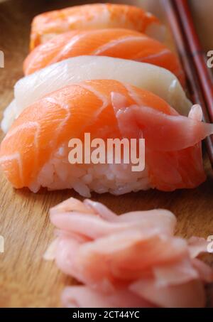 'Nigiri, gingembre et des baguettes en bois Banque D'Images