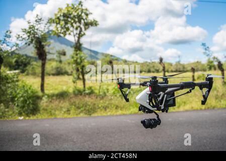Volant d'un drone au volcan Arenal, province d'Alajuela, Costa Rica, Amérique centrale Banque D'Images
