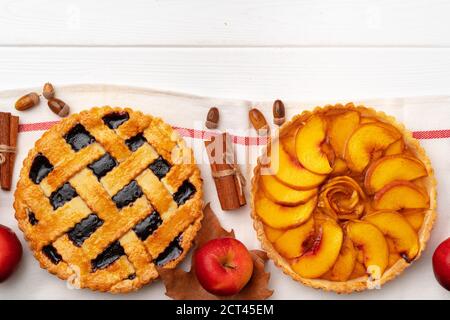 Les remerciements d'automne donnent des tartes sur bois blanc décoré avec sec feuilles et bâtons de cannelle Banque D'Images