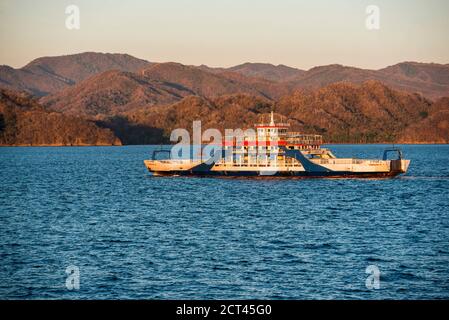 Ferry pour voitures et passagers traversant le golfe de Nicoya au lever du soleil, à Punta Arenas, Costa Rica, Amérique centrale Banque D'Images