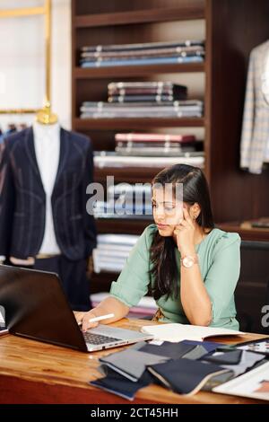 Femme d'affaires travaillant sur un ordinateur portable dans un atelier Banque D'Images