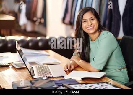 Heureux jeune propriétaire d'atelier indien Banque D'Images
