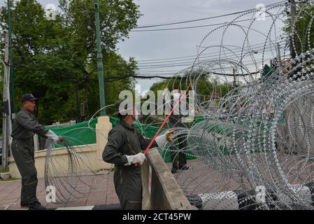 Bangkok, Thaïlande. 20 septembre 2020. La police thaïlandaise a enlevé de la zone la barrière de ruban barbelé de rasoir entourant la Maison du gouvernement thaïlandais, après le Front Uni de Thammasat et la manifestation de manifestation. (Photo de Teera Noisakran/Pacific Press) Credit: Pacific Press Media production Corp./Alay Live News Banque D'Images