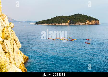 Kayak de mer à Dubrovnik, les touristes font du kayak au-delà de Buza Bar et de l'île de Lokrum, Dubrovnik, Croatie Banque D'Images