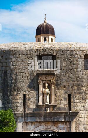 Photo du monastère franciscain et de la porte pile, l'entrée de la vieille ville de Dubrovnik, Croatie Banque D'Images