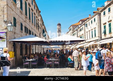 Touristes dans un café sur Stradun avec le monastère franciscain derrière, vieille ville de Dubrovnik, Croatie Banque D'Images