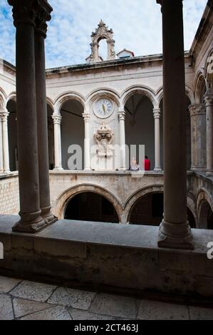 Les touristes à l'intérieur du Palais des recteurs, Dubrovnik, Croatie Banque D'Images