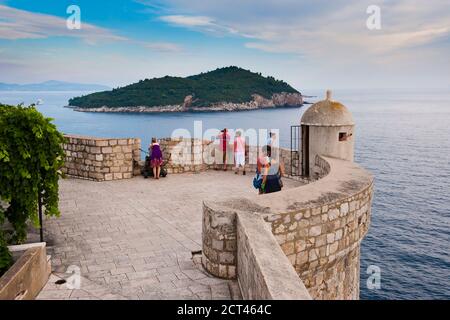 Touristes sur les remparts de la ville de Dubrovnik, avec vue sur l'île de Lokrum, la vieille ville de Dubrovnik, Croatie Banque D'Images