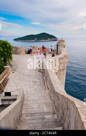 Photo des remparts de la ville de Dubrovnik et de l'île de Lokrum, vieille ville de Dubrovnik, Croatie Banque D'Images