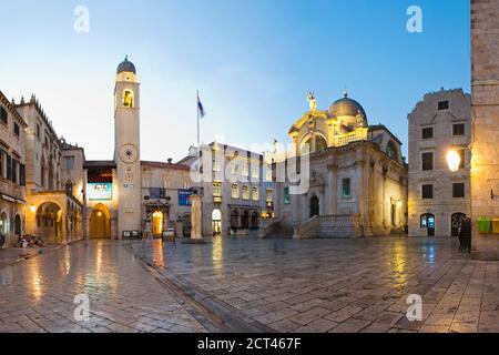 Photo de l'église St Blaise et de la tour de la cloche de Dubrovnik sur Stradun, la rue principale de la vieille ville de Dubrovnik la nuit, Dalmatie, Croatie Banque D'Images