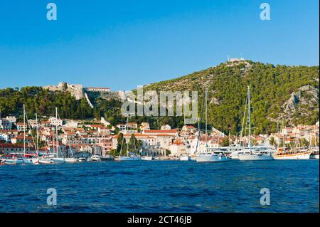 Ville de Hvar, vue de la mer Méditerranée, île de Hvar, côte dalmate, Croatie Banque D'Images