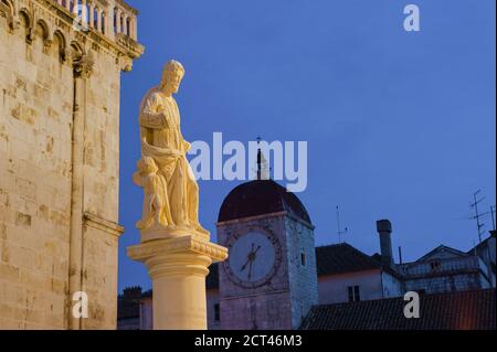 Photo de la statue du Saint-Laurent à l'extérieur de la cathédrale Saint-Laurent la nuit, Trogir, Côte dalmate, Croatie, Europe Banque D'Images