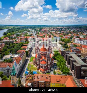 Szeged, Hongrie - vue aérienne de l'église votive et de la cathédrale notre-Dame de Hongrie (Dom Szeged) lors d'une journée d'été ensoleillée avec ciel bleu et nuages Banque D'Images