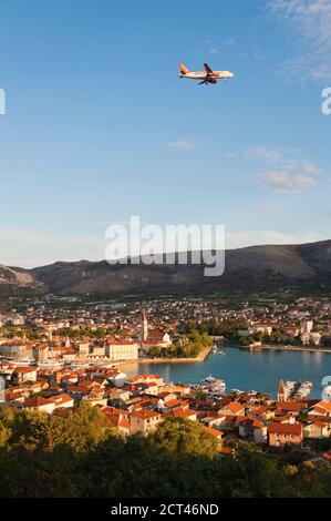 Vol à bord d'un Easyjet à destination de Trogir, arrivée au lever du soleil, côte dalmate, Croatie, Europe Banque D'Images