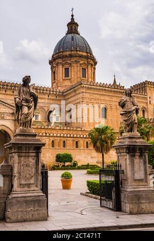 Statues à l'entrée de la cathédrale de Palerme (Duomo di Palermo) de la via Vittorio Emanuele, la rue principale de Palerme, la Sicile, l'Italie, l'Europe Banque D'Images