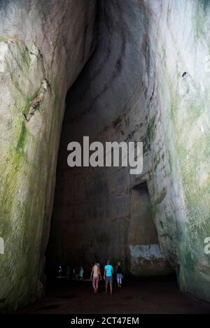 Touristes dans une grotte au jardin de carrière au Parc archéologique de Syracuse (Syracuse), site classé au patrimoine mondial de l'UNESCO, Sicile, Italie, Europe Banque D'Images