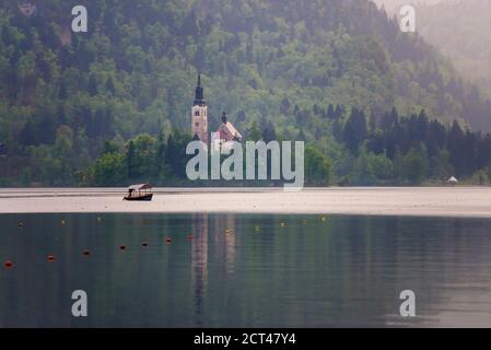 Lac Bled, promenade en bateau à rames de Pletna jusqu'à l'église de l'Assomption de Sainte Marie sur l'île de Bled, Bled, Alpes juliennes, Gorenjska, région de la haute-Carniola, Slovénie, Europe Banque D'Images