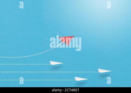 direction du plan de papier rouge de leadership volant de manière différente. Succès penser différent dans le concept d'idée d'affaires . rendu 3d . espace de copie Banque D'Images