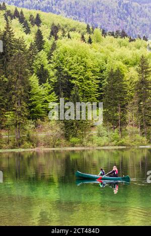 Lac Bohinj, Slovénie. Canoë-kayak de mère et de fils au lac Bohinj, parc national de Triglav, Alpes juliennes, Slovénie, Europe Banque D'Images