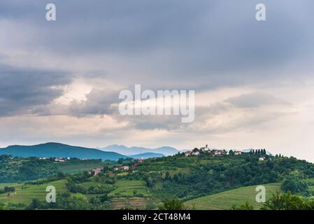 Vignobles à Goriska Brda, montrant Chiesa di San Floriano del Collio et la ville au sommet de la colline de Gornje Cerovo, Goriska Brda, Slovénie, Europe Banque D'Images